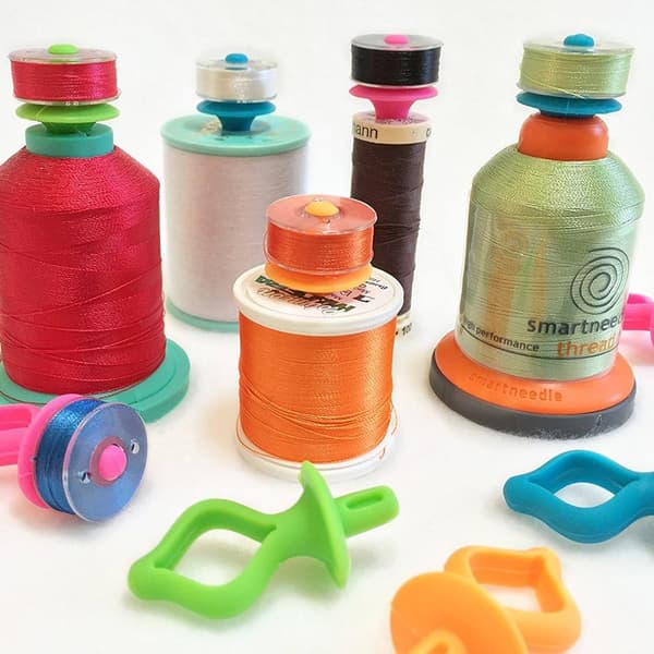 12 assorterede spolehæfter, clips, klemmer, farvede spolehæfter