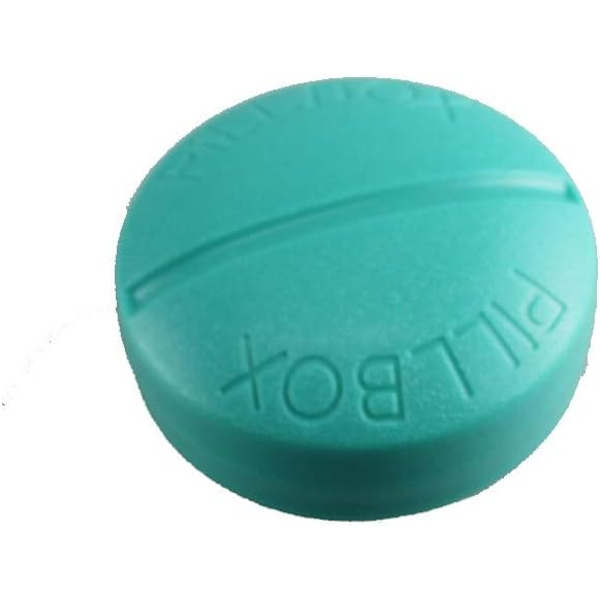 1 st praktisk och bekväm fyrdelad pillerbox, plast pillerbox för resor (slumpmässig färg)
