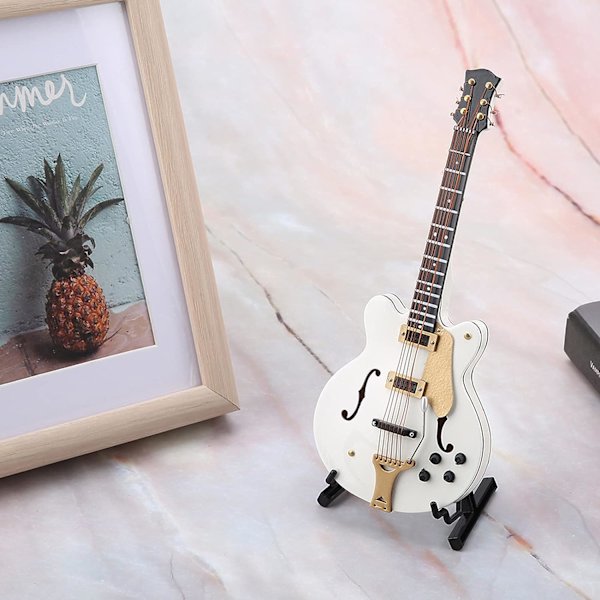 Miniatyrmodell av trägitarr, miniatyrmodell av musikinstrument, hantverksreplika av miniatyrgitarr