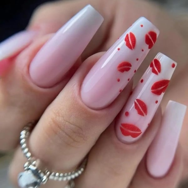 Rosa långa falska naglar Alla hjärtans dag kista tryck på naglar, rosa kärlek lösnaglar med lim Akrylnaglar Cover på naglar för kvinnor (24 st)