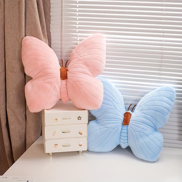 Sommerfugleformet pyntepude i pink og blå, perfekt til sofaer, stuer og soveværelser. blue