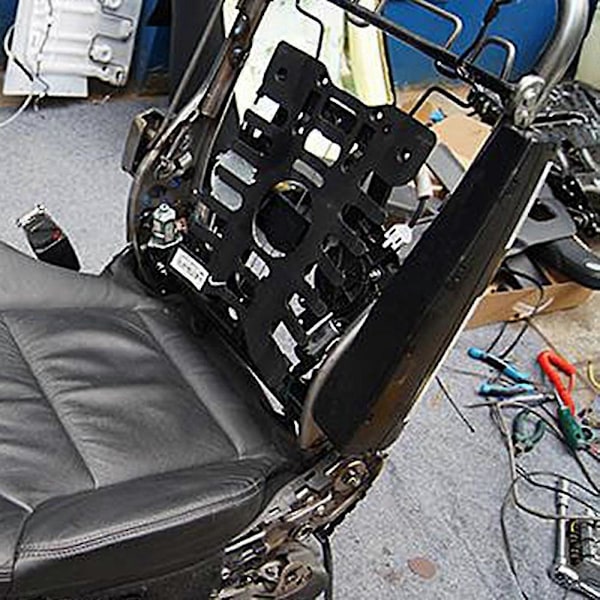 Auton sähköinen ristiseläntuki, säädettävissä ylös ja alas, sopii auton istuimeen, sisäänrakennettu asennus autoon