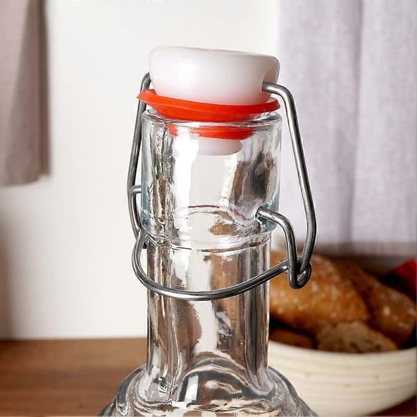 Vacker glasflaska med kork och klämma för drycker