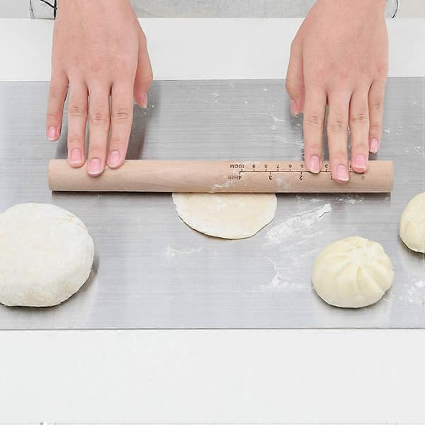 Beige kagerulle i bøgetræ til non-stick bageværktøj