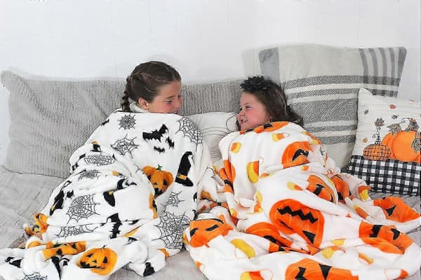 Uhytggeligt Halloween-tæppe: Edderkoppespind, heksehat, sort flagermus og dekoration