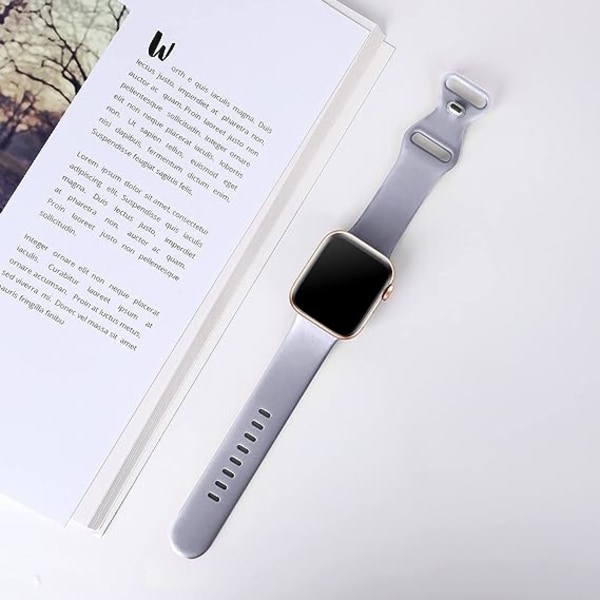 Band kompatibla med Apple Watch 42 mm 44 mm 45 mm 49 mm, ersättningsarmband för sporttillbehör i mjuk silikon för kvinnor män（lavendelgrå）
