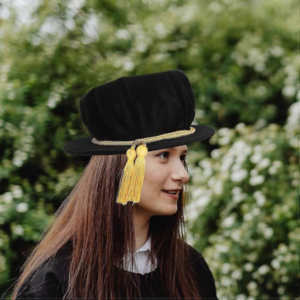 Ph.d. kandidathat, doktorhat, ceremoniel hat til doktorceremoni, sort M velour, 1-pak