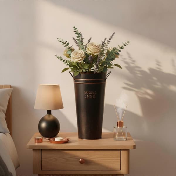 Jernbøtte med håndtak, rustikk metallvase, matt svart blomster