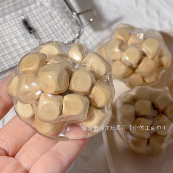 Creative High-Quality Plastic and Wood Squeak Ball, Decompression Squeeze Toy, Venting Artifact, Handmade Ball