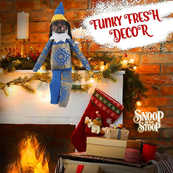 Harts Resin Doll Svart Filtdocka Snoop på en Trappsteg Kikar på en Böjd Jultomtedocka Red