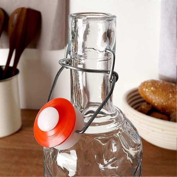 Vacker glasflaska med kork och klämma för drycker