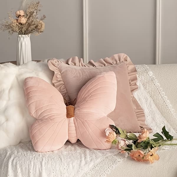 Fjärilsformad prydnadskudde i rosa och blått, perfekt för soffor, vardagsrum och sovrum. blue