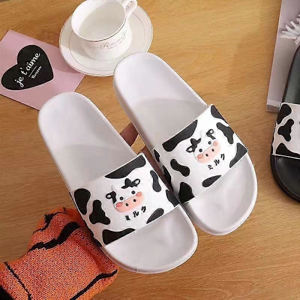Inomhustofflor Casual Söt Ko Tecknad Flip Flop PVC Atletisk Sandal för Strand Badrum Hemmakontor Ny