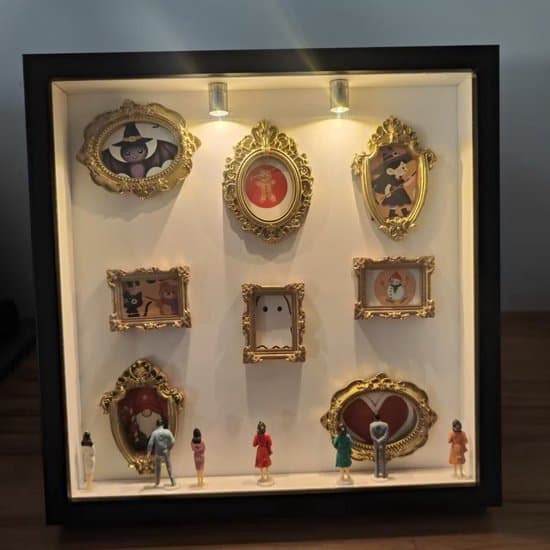 DIY Shadow Box - 25.5 x 25.5 cm - Mini Photo Frame with LED - DIY Mini Museum Silhouette Box - Complete Set with 8 Miniature Figures & 8 Gold Frames