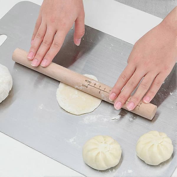 Beige kagerulle i bøgetræ til non-stick bageværktøj