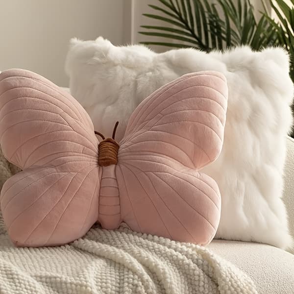 Sommerfugleformet pyntepude i pink og blå, perfekt til sofaer, stuer og soveværelser. blue
