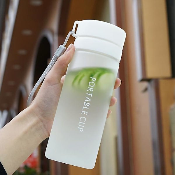 Utomhus sport bärbar plast vattenkopp stor kapacitet pojkar och flickor högt värde anti-fall enkel trend enkel vattenflaska