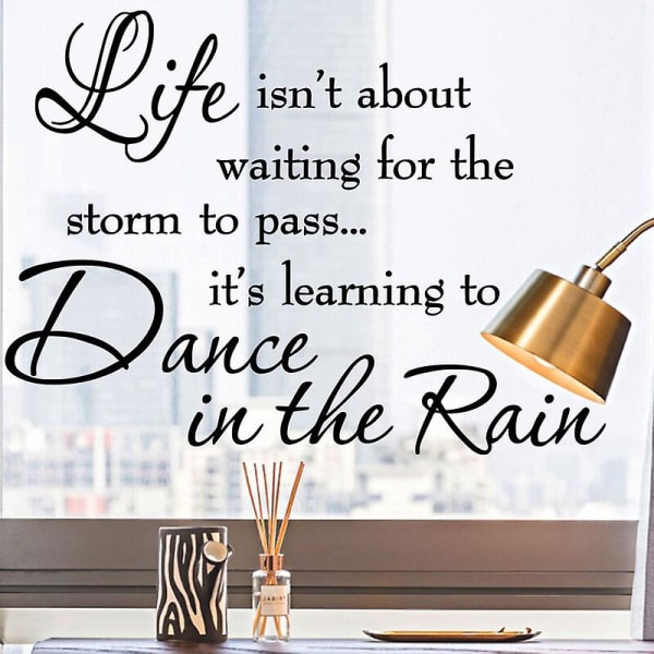 Livet handler ikke om at vente på, at stormen går forbi sin lære at danse i regnen, inspirerende citater til vinylvægmærkater