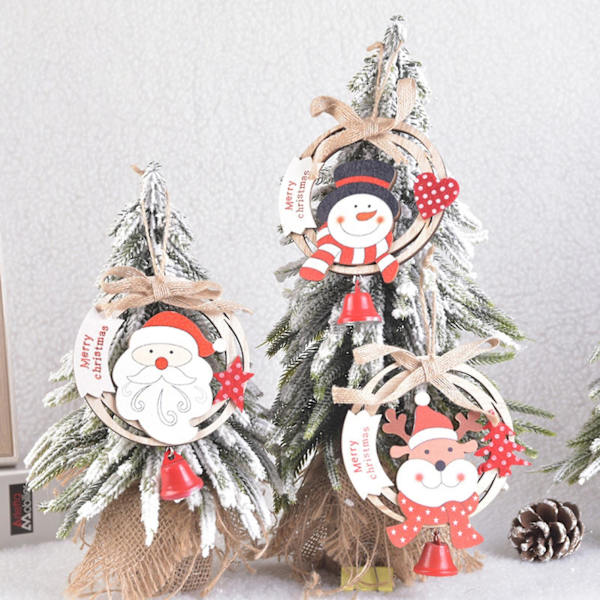 Juldekoration i trä med tecknad tomte, snögubbe och älg i blomsterform med klocka (3)