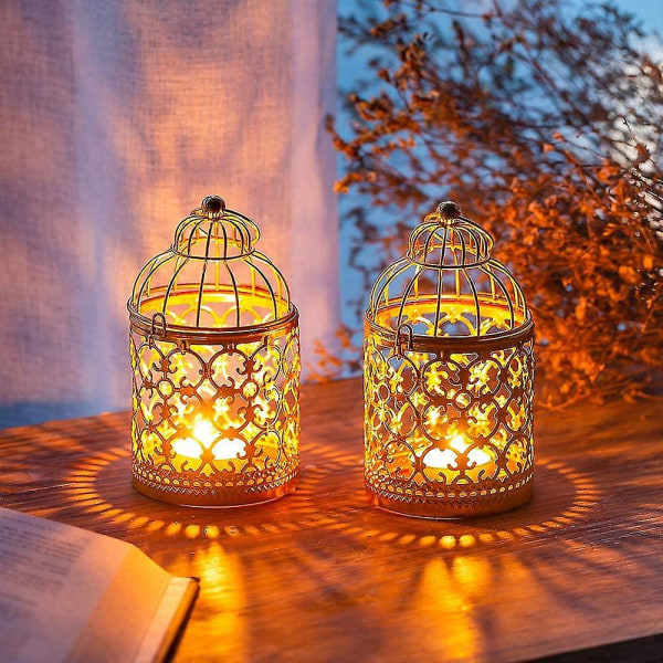 Små värmeljus i metall hängande fågelburar, ljuslyktor med gyllene ljus Vintage inredning för bröllop och fest värmeljushållare