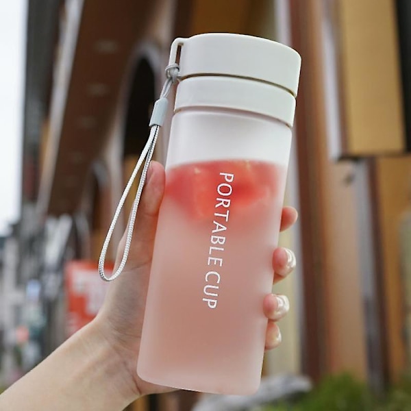 Utomhus sport bärbar plast vattenkopp stor kapacitet pojkar och flickor högt värde anti-fall enkel trend enkel vattenflaska