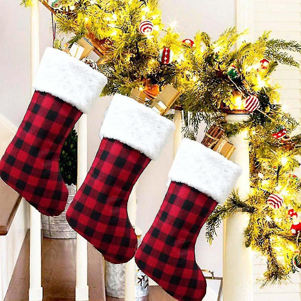 Julstrumpor i plysch för familjen, perfekt för julkalas och dekoration