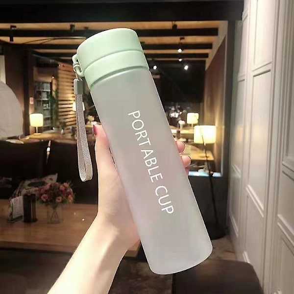 Utomhus sport bärbar plast vattenkopp stor kapacitet pojkar och flickor högt värde anti-fall enkel trend enkel vattenflaska