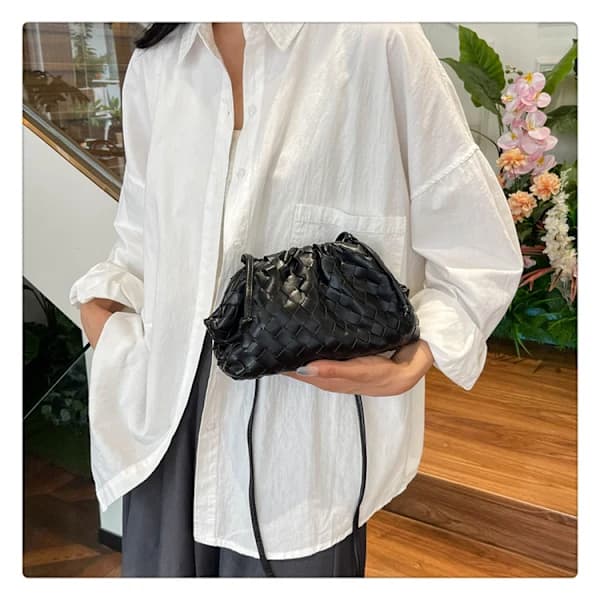 /EA/PU-vævet skuldertaske Cloud Mini læderclutch sort