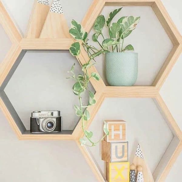 /EA/Vägghylla i massivt trä, displayhylla, hexagonal bikakeform (medium, blå)