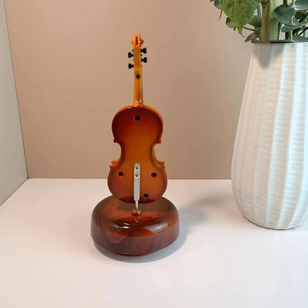 Spilledåse i form af en violin Graing
