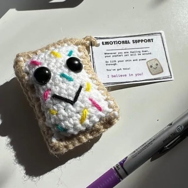 Virka Nyckelring Emotionellt Stöd, Söt Handgjord Stickad Dockleksak Ornament med Positivt Kort, Rolig Emotionellt Stöd Stress Relief Docka Gåva för Män Black