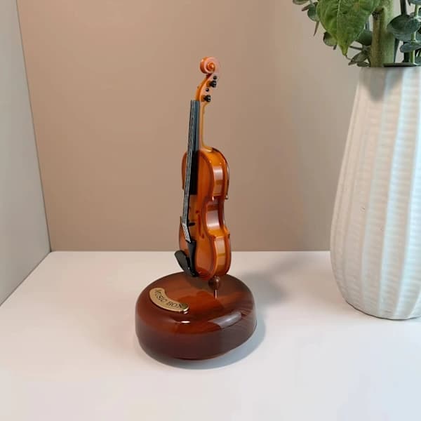 Spilledåse i form af en violin Graing