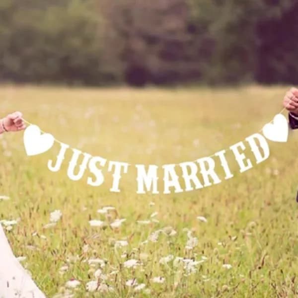 /EA/Hääbanneri tekstillä \"Just Married\"