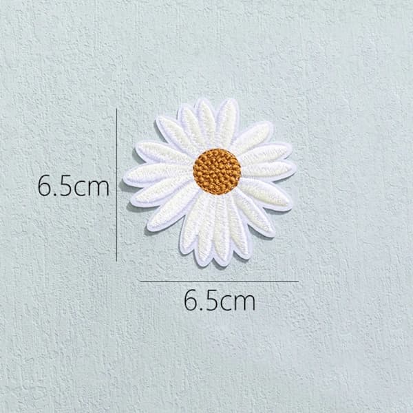 /EA/6 stk. Daisy Delikat Broderte Lapper, Broderte Blomsterlapper