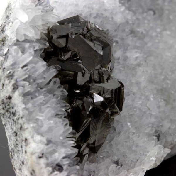 Sten og mineraler. Sphalerit + Kvarts. 353,1 ct. Krushev dol mine, Madan, Bulgarien.