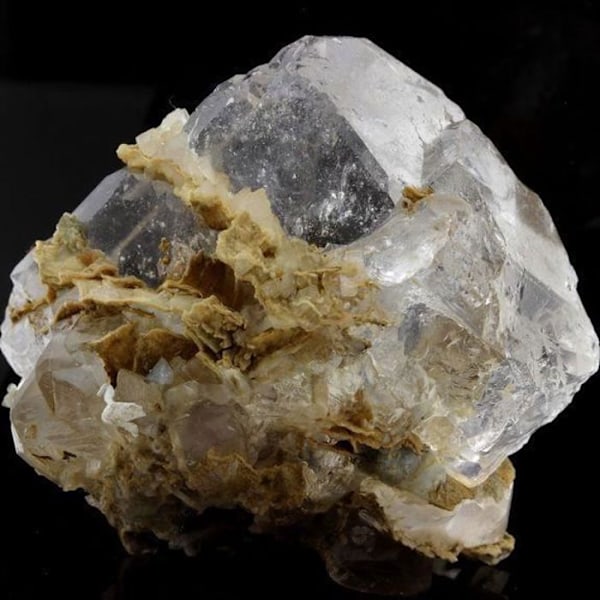 Sten og mineraler. Fluorit + Calcit. 849,3 cent. Nikolaevskiy Mine, Dal'negorsk, Rusland.