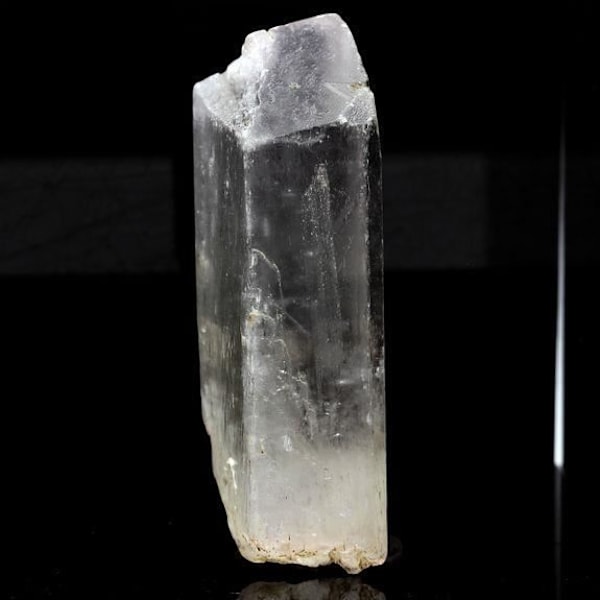 Stenar och mineraler. Spodumene. 356,9 cent. Dara-i-Pesh, Konarprovinsen, Afghanistan.