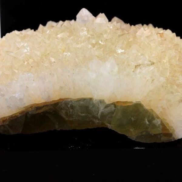 Stenar och mineraler. Fluorit + Kvarts. 363,6 ct. Pratclaux, Langeac, Haute-Loire, Frankrike. Sällsynt.