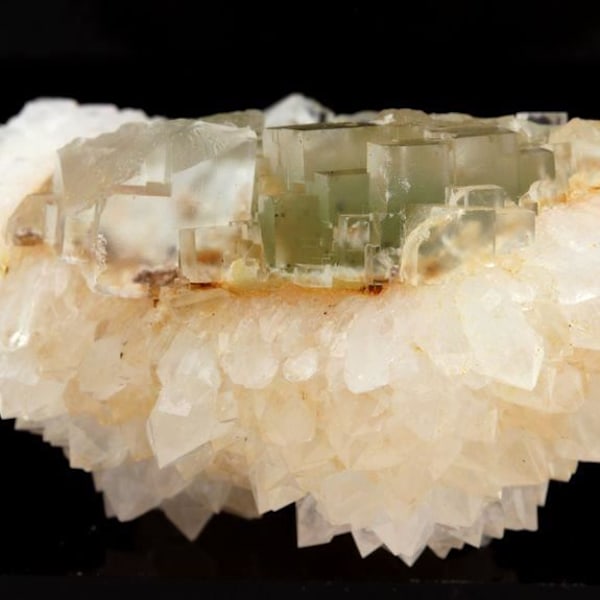 Sten og mineraler. Fluorit + Kvarts. 183,3 øre. Pratclaux, Langeac, Haute-Loire, Frankrig. Sjælden.