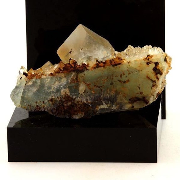 Sten og mineraler. Fluorit + Kvarts. 105,8 øre. Langeac, Haute-Loire, Frankrig. Sjælden.