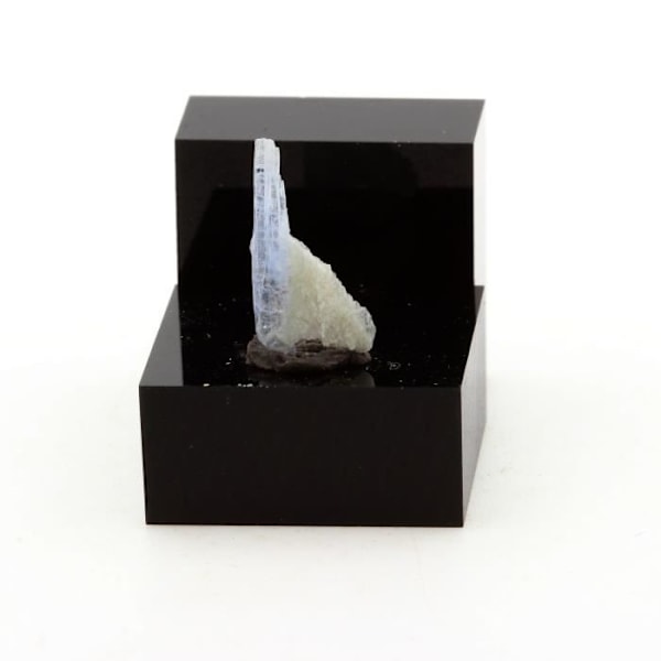 Stenar och mineraler. Kyanite Disthene. 0,51 ct. Pizzo Forno, Ticino, Schweiz.