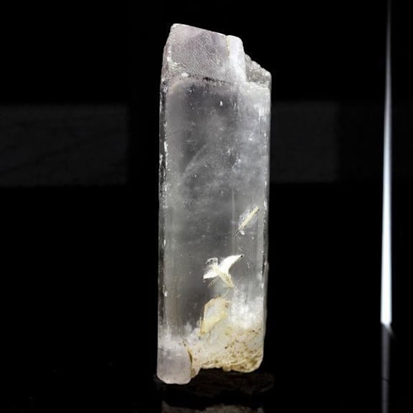 Stenar och mineraler. Spodumene. 356,9 cent. Dara-i-Pesh, Konarprovinsen, Afghanistan.