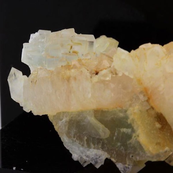 Sten og mineraler. Fluorit + Kvarts. 214,1 ct. Pratclaux, Langeac, Haute-Loire, Frankrig. Sjælden.