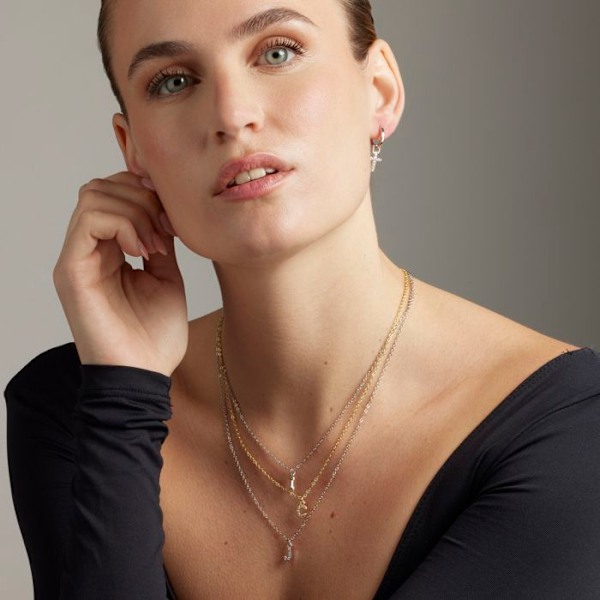 Collier Luxenter med zirkonia i brillant finish i 18k guld - alfabet C