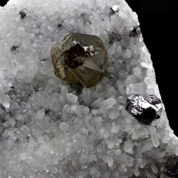 Sten og mineraler. Sphalerit + Kvarts. 353,1 ct. Krushev dol mine, Madan, Bulgarien.