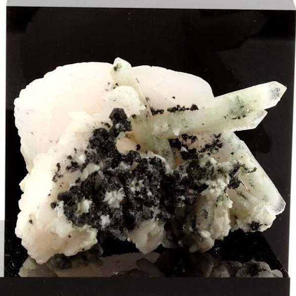 Sten og mineraler. Calcit + Kvarts. 748,2 øre. Huanggang, Mongoliet, Kina.