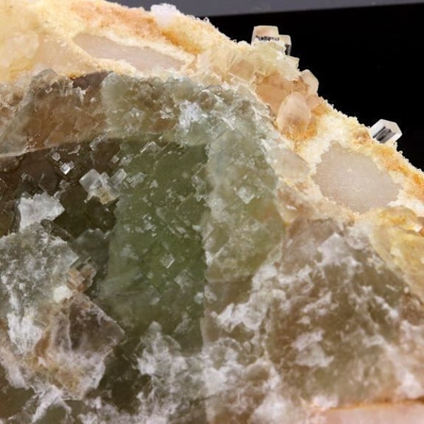 Sten og mineraler. Fluorit + Kvarts. 449,1 ct. Pratclaux, Langeac, Haute-Loire, Frankrig. Sjælden.