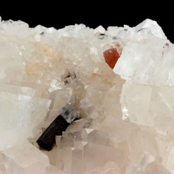 Sten og mineraler. Magnesit, Rutil, Svanbergit. 811,3 ct. Brumado, Bahia, Brasilien..