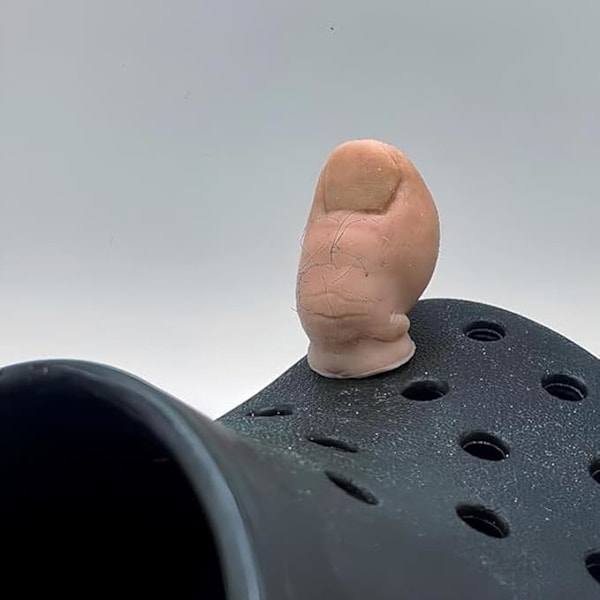 [NT] 3D Tåskoberlock, Stor Tå Croc-skoberlock med Hår, Rolig Stor Tåskoberlock, Fula Tåberlocker (2 st)