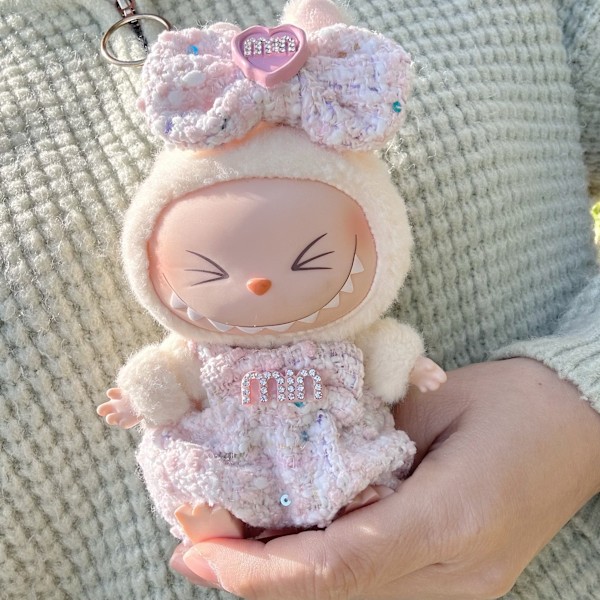 /NC/Andre generasjons Labubu dukke klær Kun klær Blind Box tilbehør Jumpsuit Duftstil for sittende festutskifting Zuan min pink  style jumpsuit set